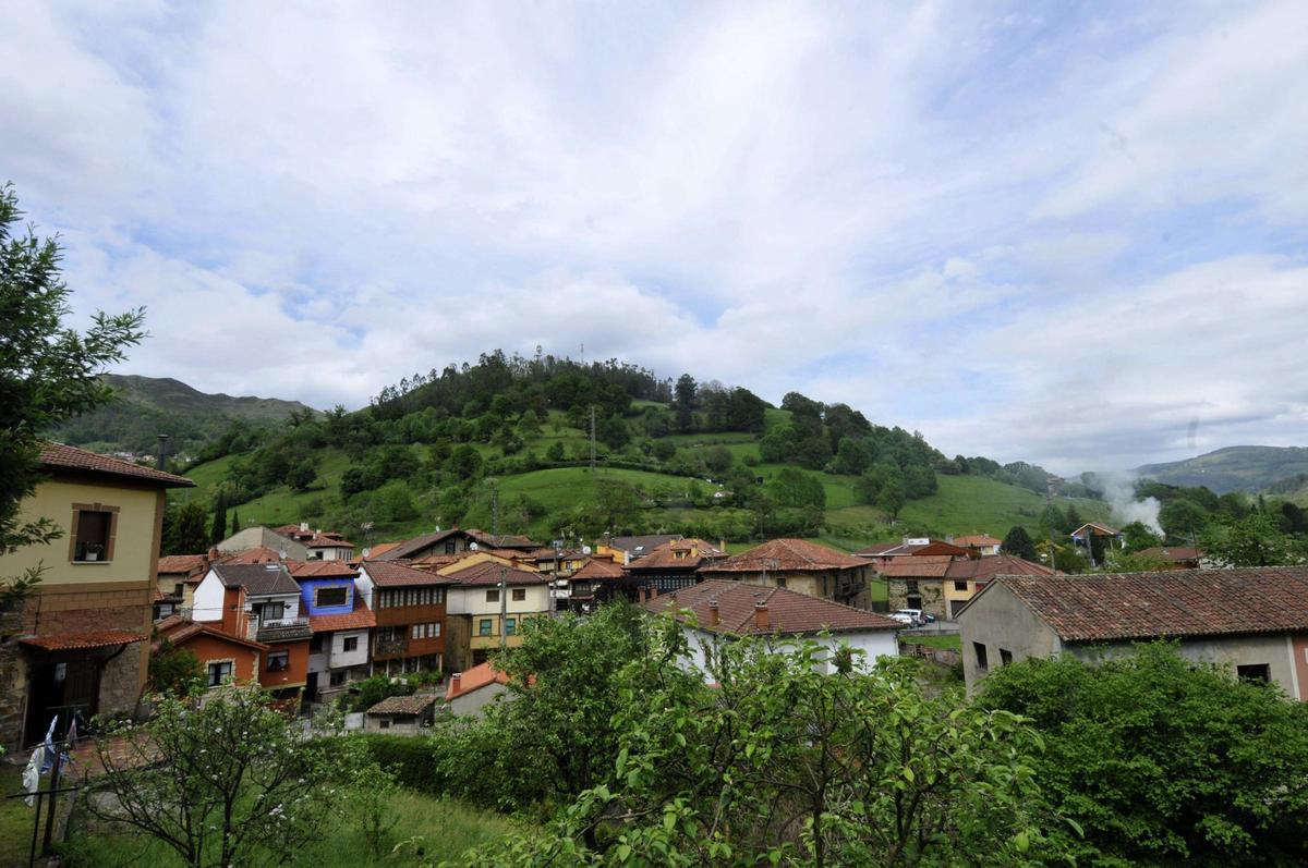 Una vista del nucleo rural de Cenera.