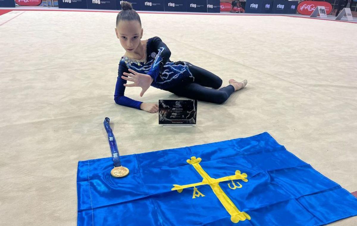 Alén Martínez, con su medalla y la bandera e Asturias | FOTO CEDIDA A LNE