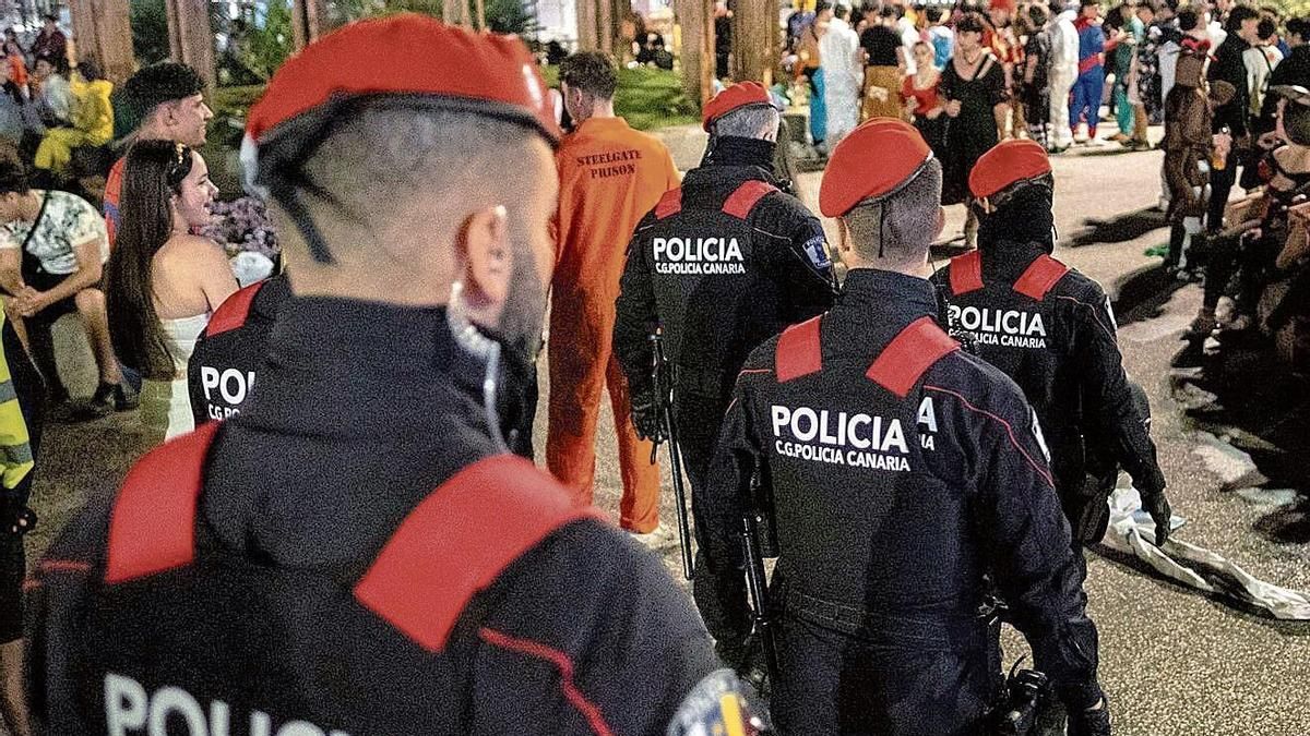 Varios agentes de la Policía Canarias patrullan durante un evento público.