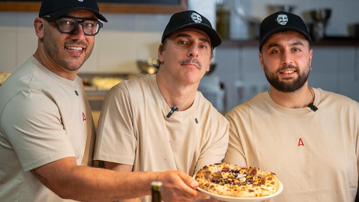 Jordi Roca, flanqueado por Rafa Panatieri y Jorge Sastre, de Sartoria Panatieri, con la pizza Rocacao.