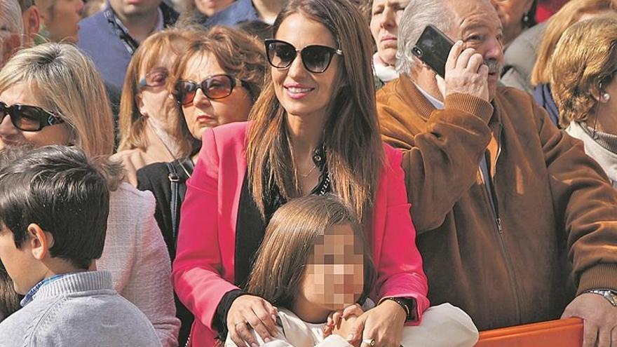 Paula Echevarría y su hija, Daniella, ayer, en Candás.