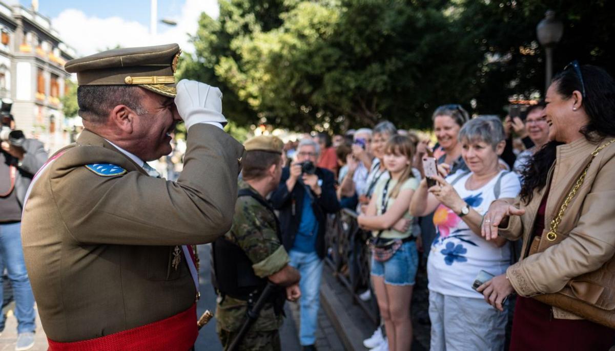 Un momento del desfile que tuvo lugar ayer en el exterior de la Capitanía General junto a la plaza de Weyler, en Santa Cruz.