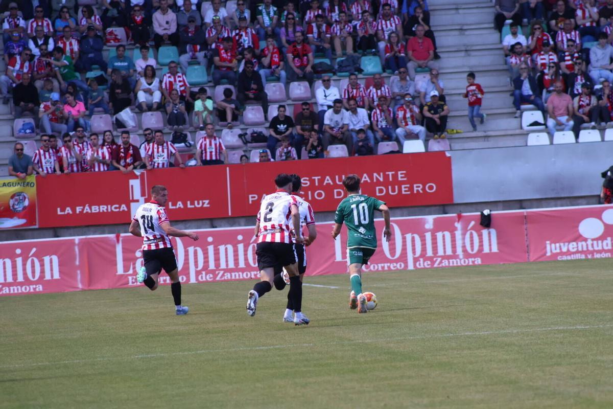 Partido entre el Zamora CF y el Cacereño disputado en el Estadio Municipal Ruta de la Plata.