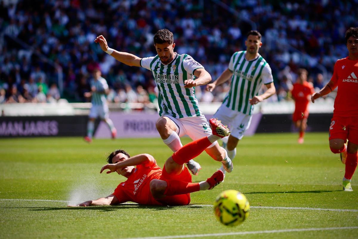 Jacobo sortea la entrada de un rival durante el pasado Córdoba CF-Real Sociedad B.
