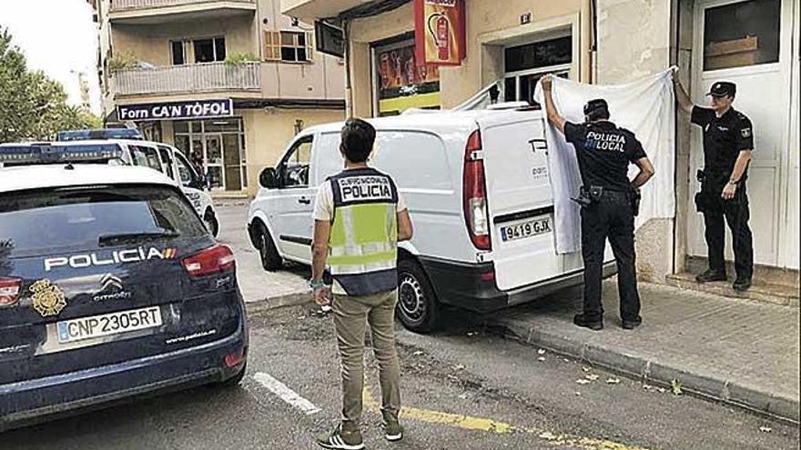 Varios policías, el pasado 10 de agosto tras el hallazgo del cadáver de la bebé en Manacor.