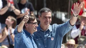 El presidente del Gobierno, Pedro Sánchez, junto al líder del PSC, Salvador Illa, durante el cierre de campaña.