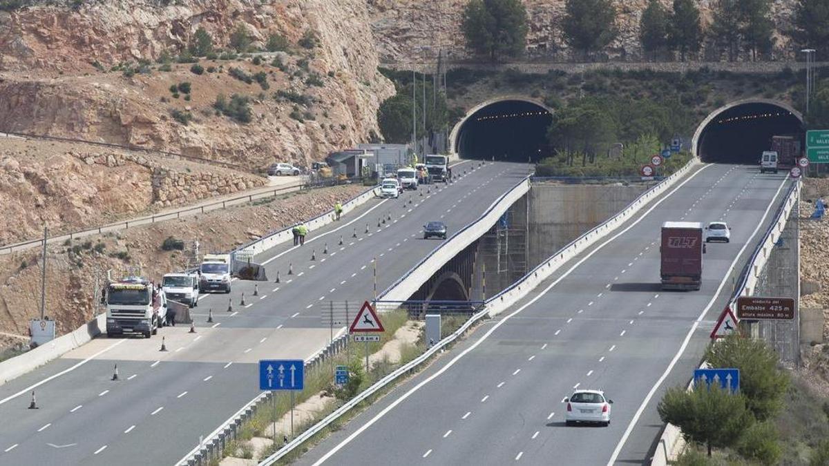 Corte de tráfico en el viaducto de Contreras para efectuar tareas de mantenimiento, en una imagen de archivo.