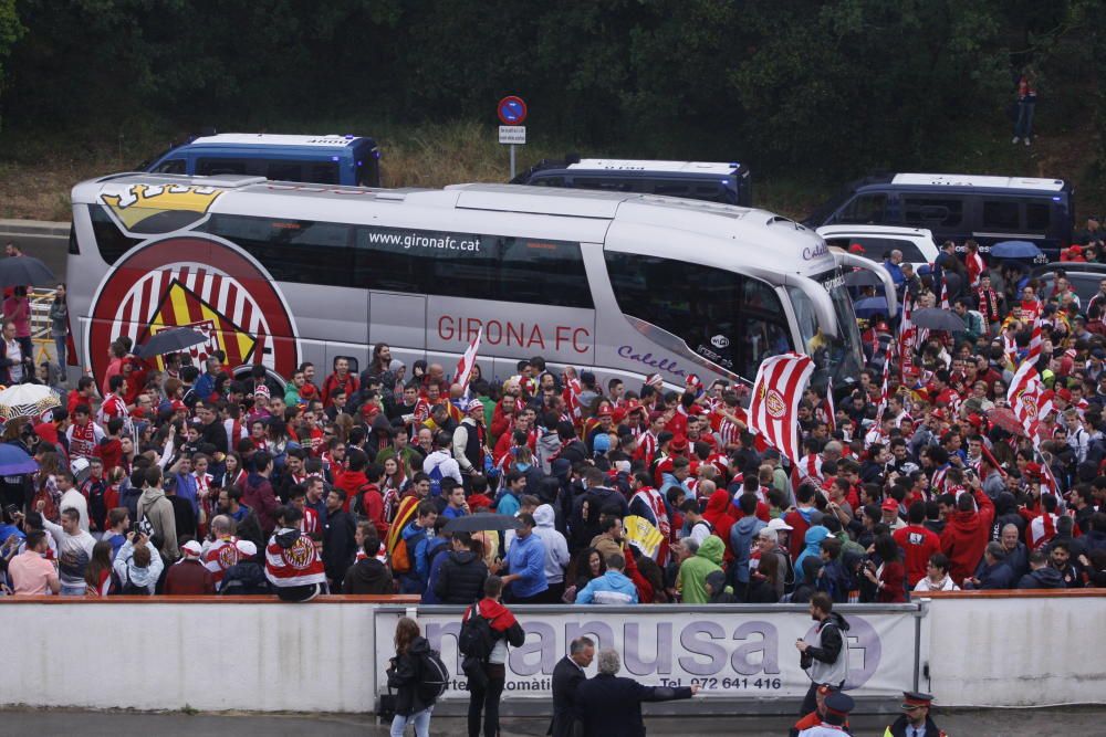 Centenars d'aficionats reben al Girona sota la pluja