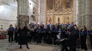 El público en pie en la iglesia de Cornellana con el "espectacular" concierto que ofreció el Coro del Colegio de Abogados