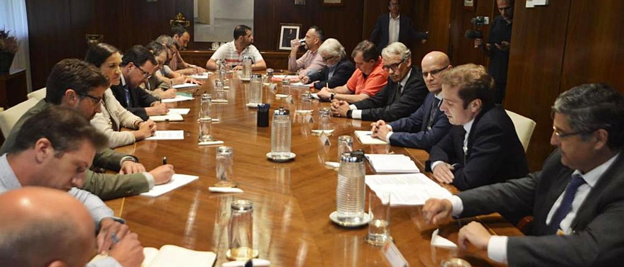 La mesa final, con la presencia de la ministra de Industria (la cuarta a la izquierda), en la que se acordó la venta de las fábricas de Alcoa a Parter.