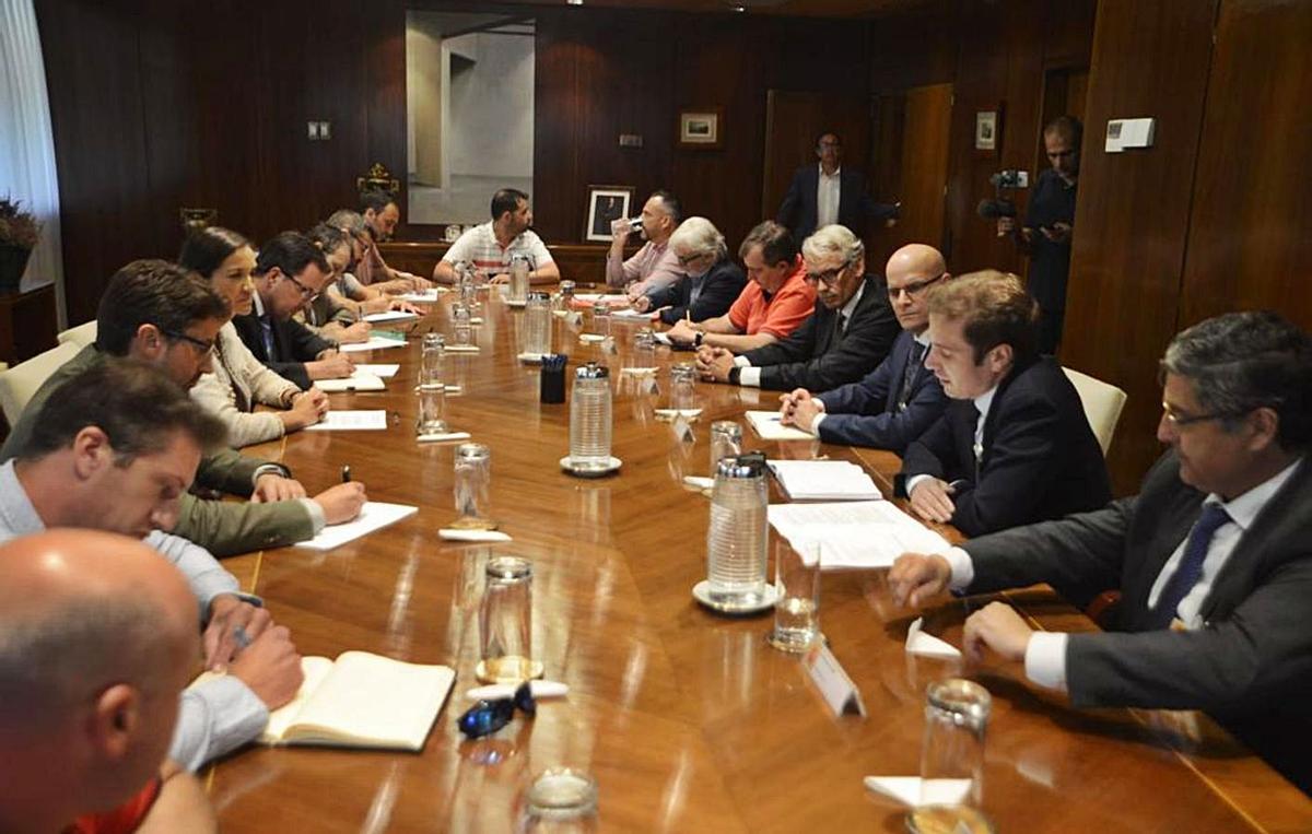 La mesa final, con la presencia de la ministra de Industria (la cuarta a la izquierda), en la que se acordó la venta de las fábricas de Alcoa a Parter.