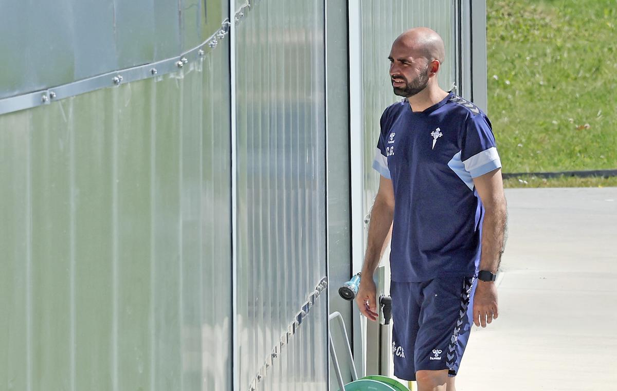 Claudio Giráldez, al inicio del entrenamiento, ayer en Afouteza