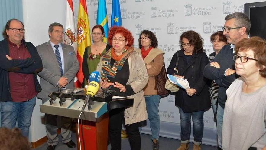 Ana Carpintero, durante su intervención, rodeada de trabajadoras de Cabueñes y los ediles Mario Suárez del Fueyo (XSP), Esteban Aparicio (Foro), Estefanía Puente (XSP), José Carlos Fernández Sarasola (Ciudadanos) y Ana Castaño (IU).