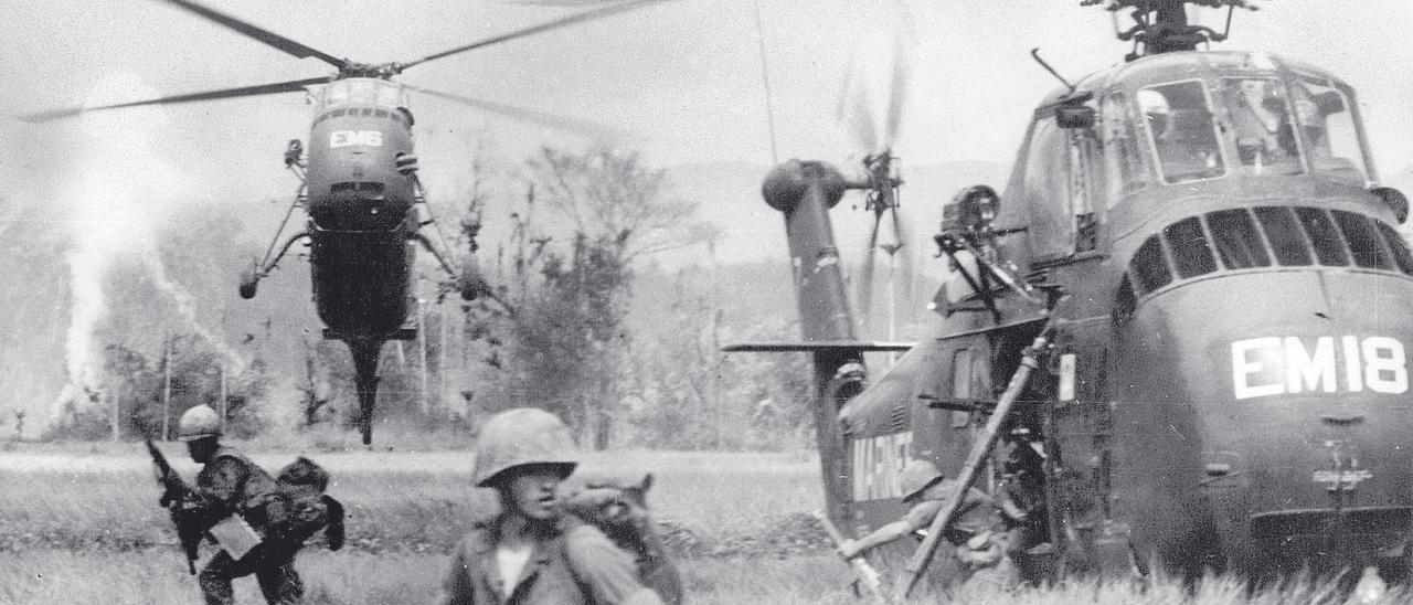 Soldados y helicópteros en una operación contra el Vietcong, durante la guerra de Vietnam, en 1966. | | AGE FOTOSTOCK