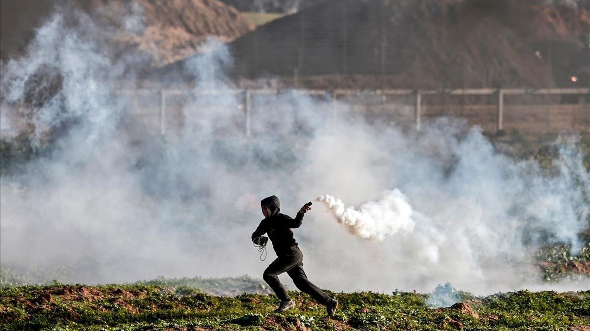 zentauroepp47069217 topshot   a palestinian protester returns a tear gas caniste190222185952