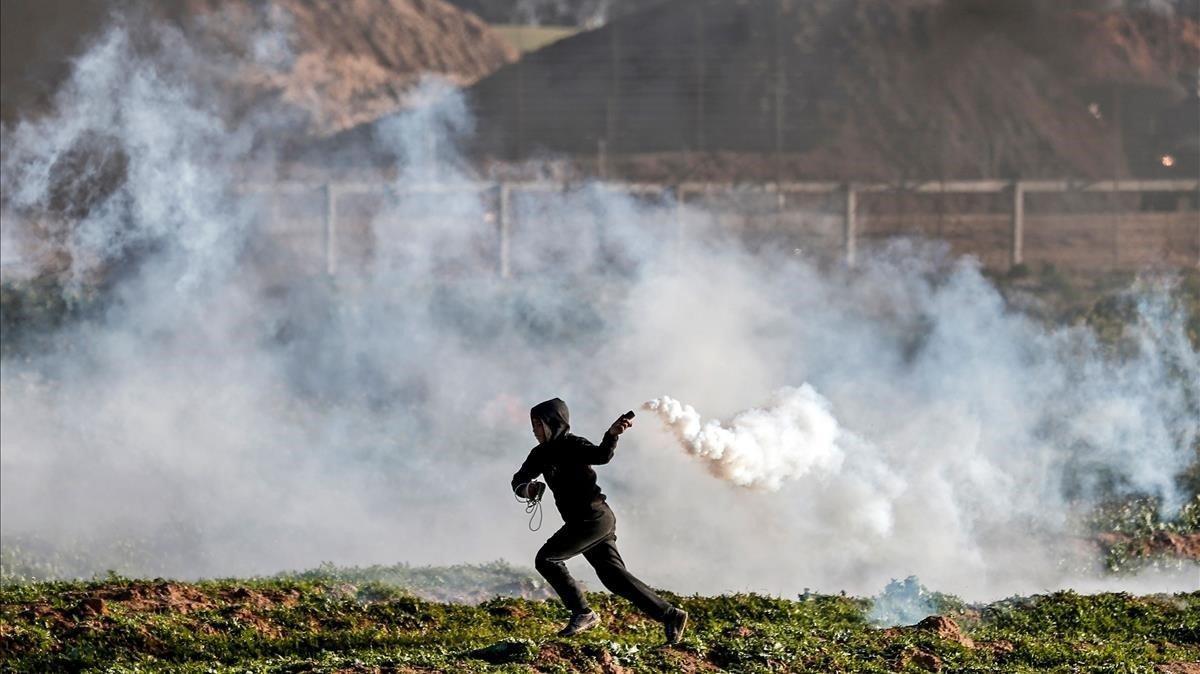 zentauroepp47069217 topshot a palestinian protester returns a tear gas caniste190222185952 zentauroepp47069217 topshot a palestinian protester returns a tear gas caniste190222185952