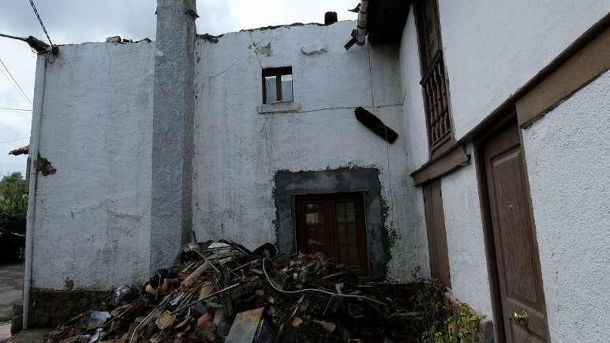 La vivienda afectada por el incendio en el pueblo de Cuturrasu.