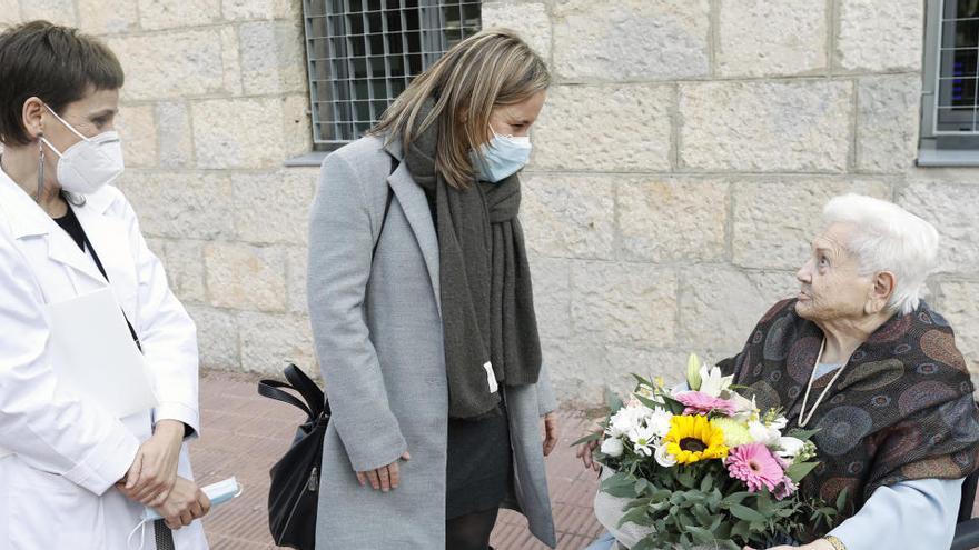 L'Ajuntament de Girona felicita la veïna centenària Angela Regincós