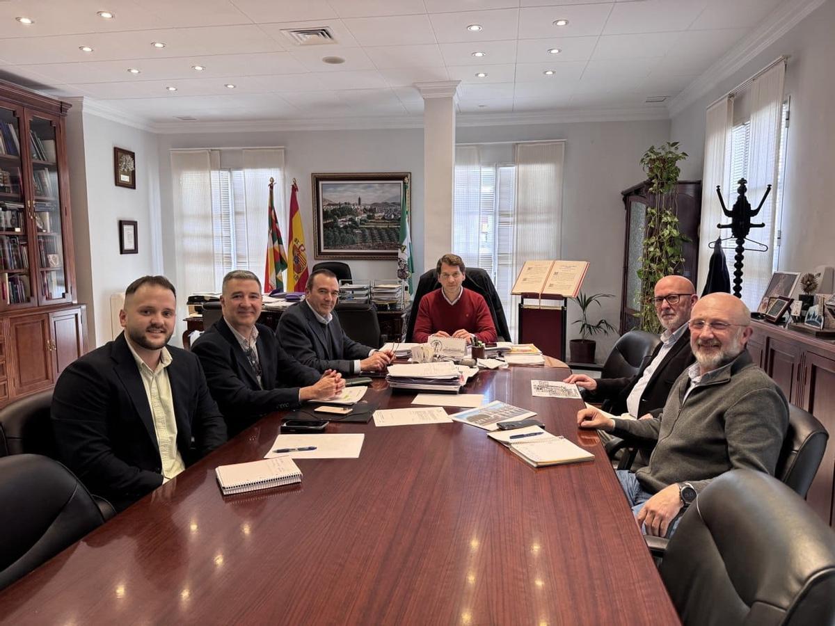 Reunión entre el alcalde de Cabra y responsables de Endesa.