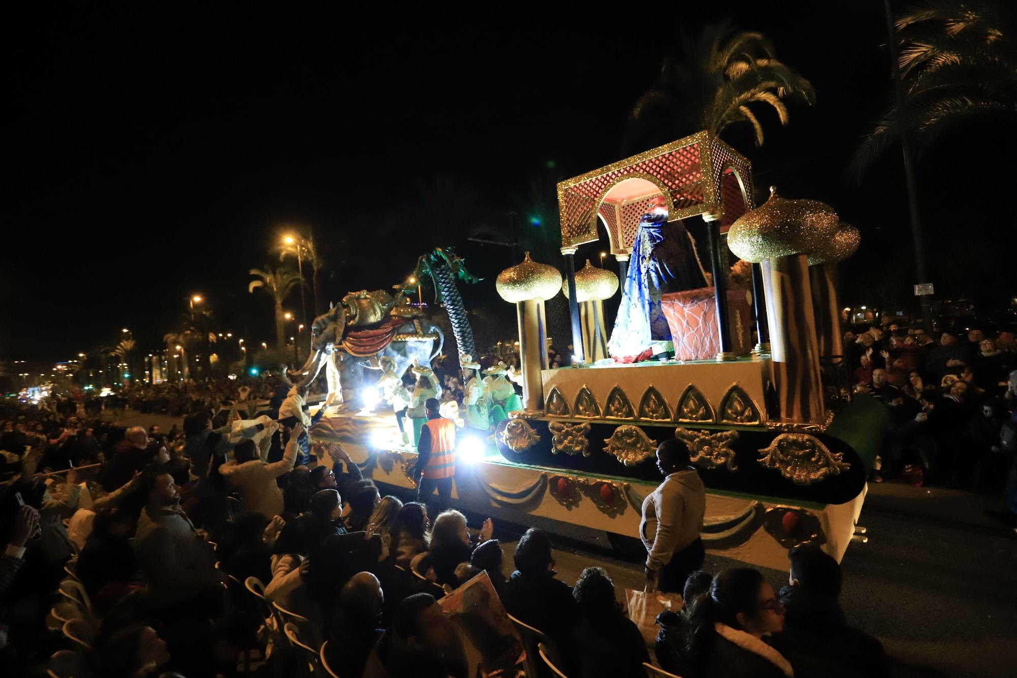 Los Reyes Magos desfilan por Murcia