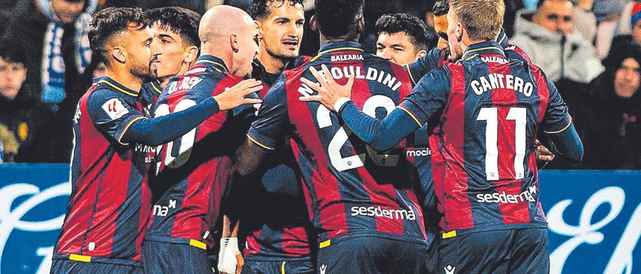 Los futbolistas del Levante UD celebran el gol que culminaba la remontada en Zaragoza.