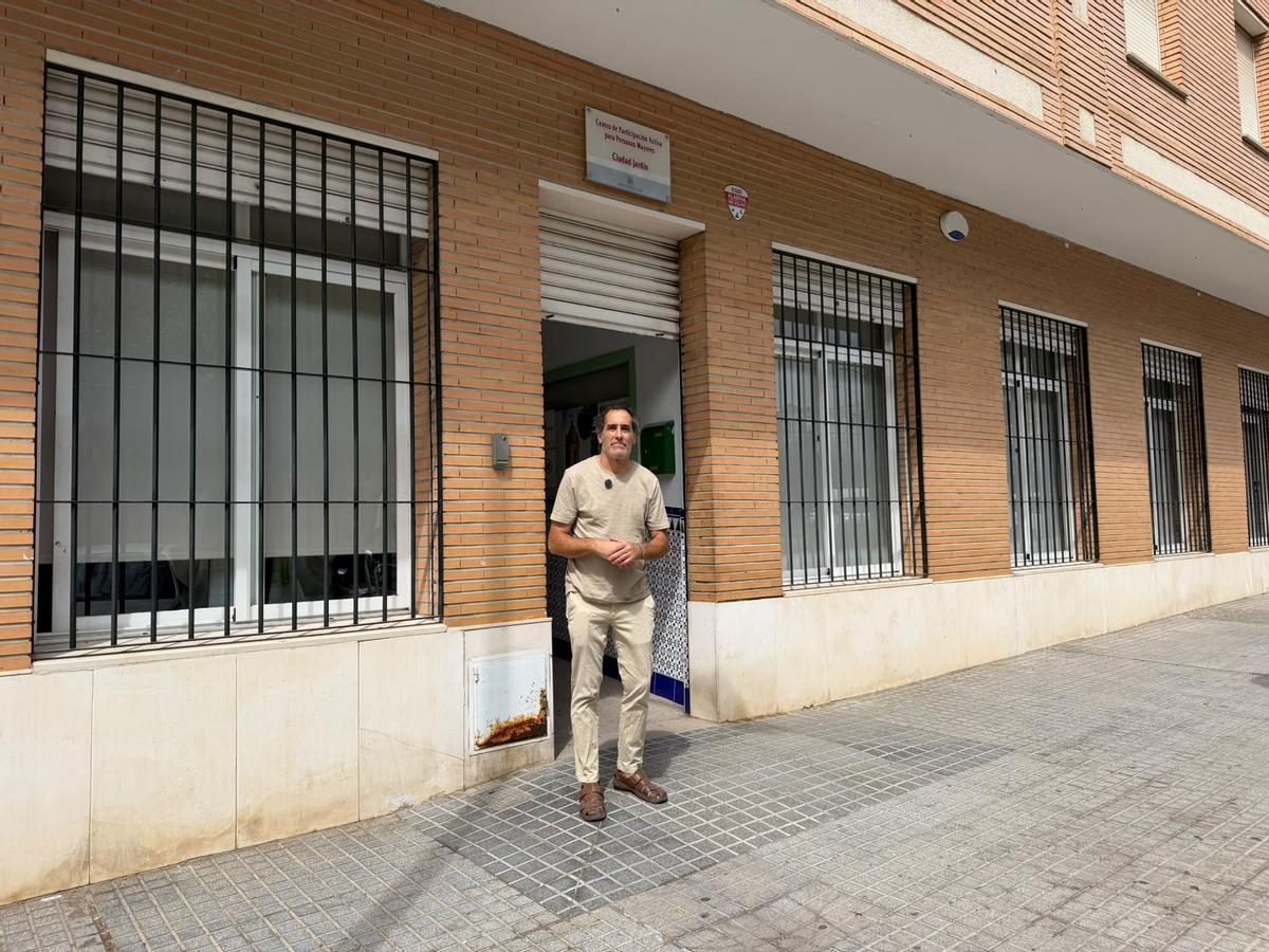 Juan Hidalgo, concejal de Hacemos Córdoba, en un centro de participación activa de mayores.