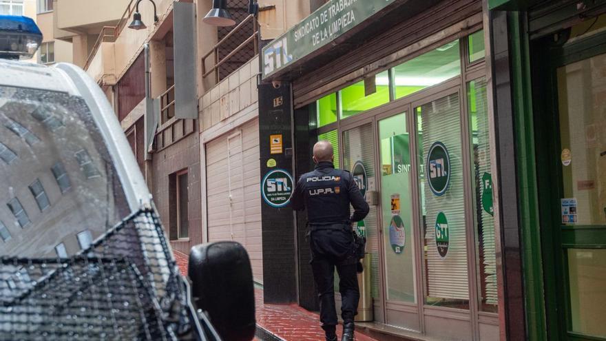 Uno de los agentes de la Unidad de Prevención y Reacción, ayer, en el local de STL. |   // CASTELEIRO/ROLLER AGENCIA