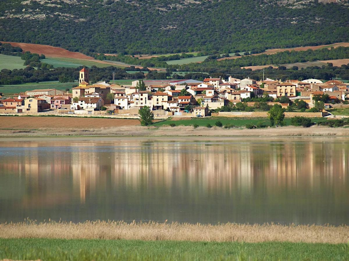 Gallocanta, el pueblo a orillas de una laguna