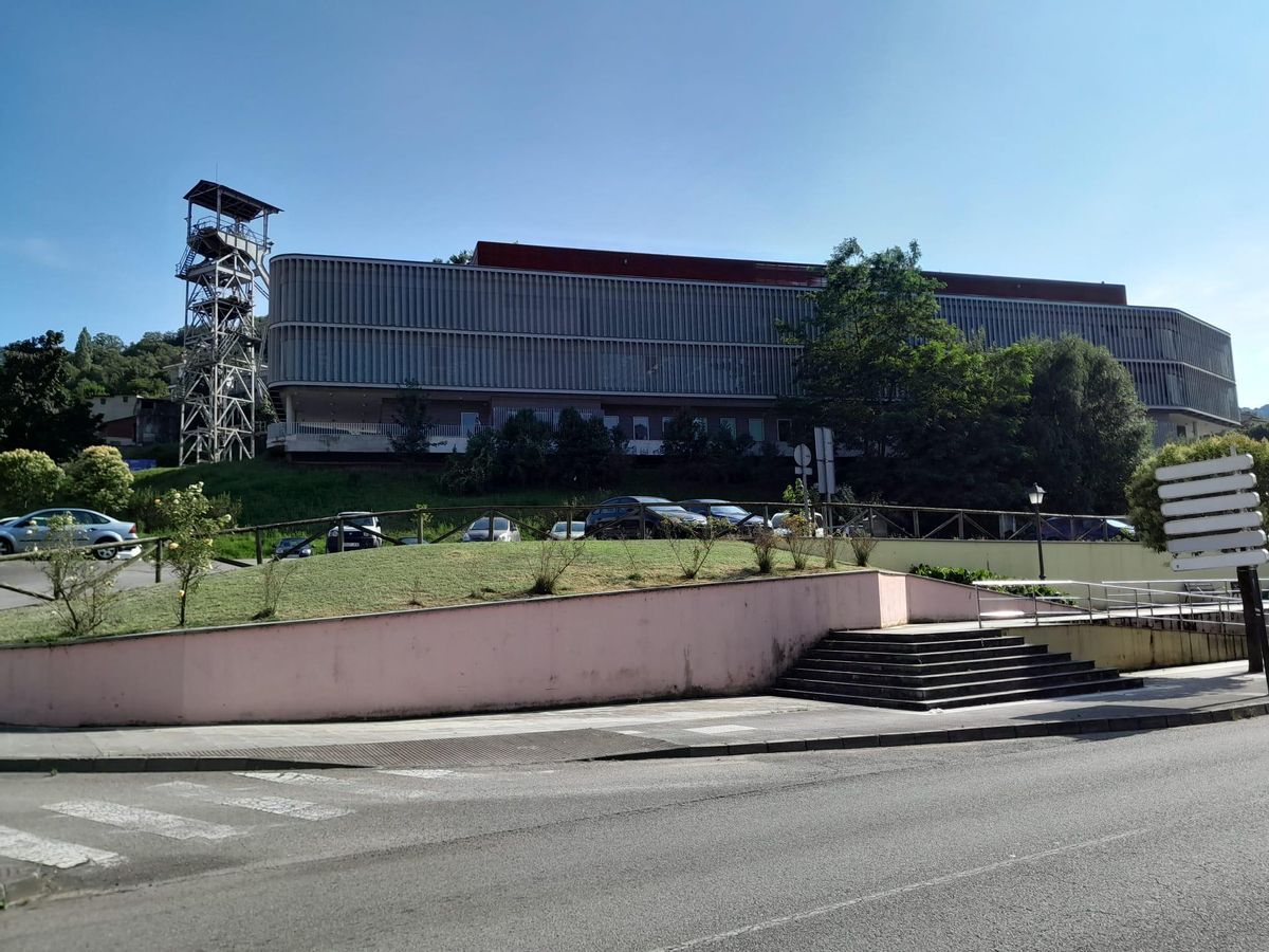 El edificio TIC de El Entrego, que ocupa el CINN, con el aparcamiento en el que se construirá el segundo inmueble de investigación debajo.