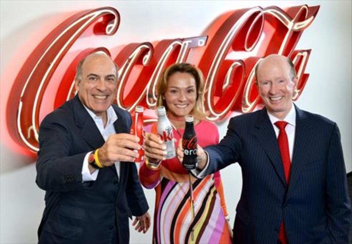 D’esquerra a dreta,  Muhtar Kent, president de The Coca-Cola Company, Sol Daurella, de Coca-Cola Iberian Partners, i John Brock, de Coca-Cola Enterprises, ahir.