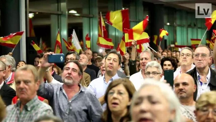 Cantan el himno de España con la letra franquista en el acto de Vox en València