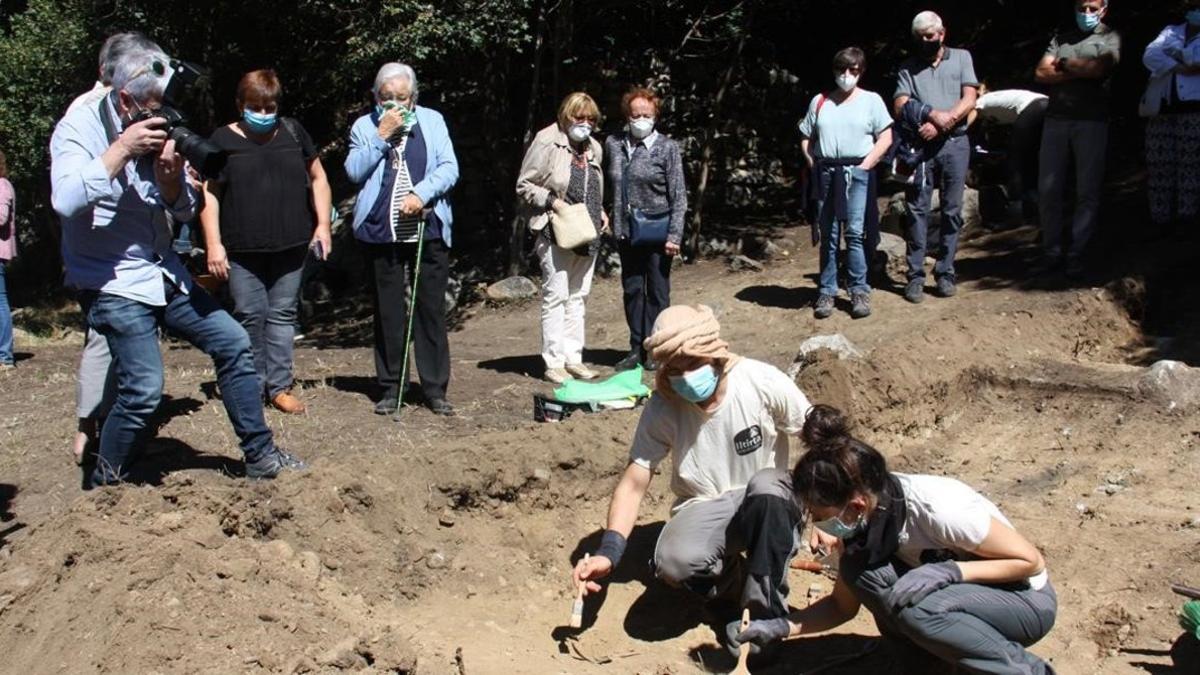 Exhumación de los restos humanos hallados en la fosa de Sorpe, en Alt Àneu.