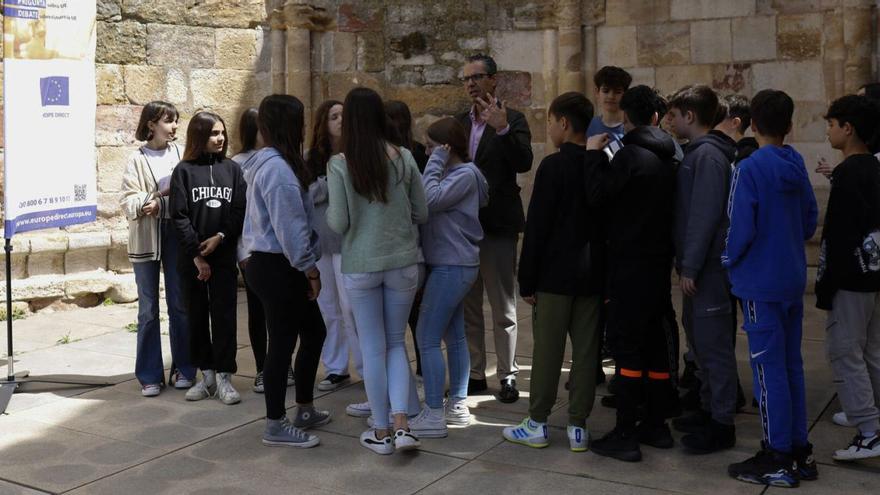 Un grupo de escolares de Zamora participa en los actos por el Día de Europa.