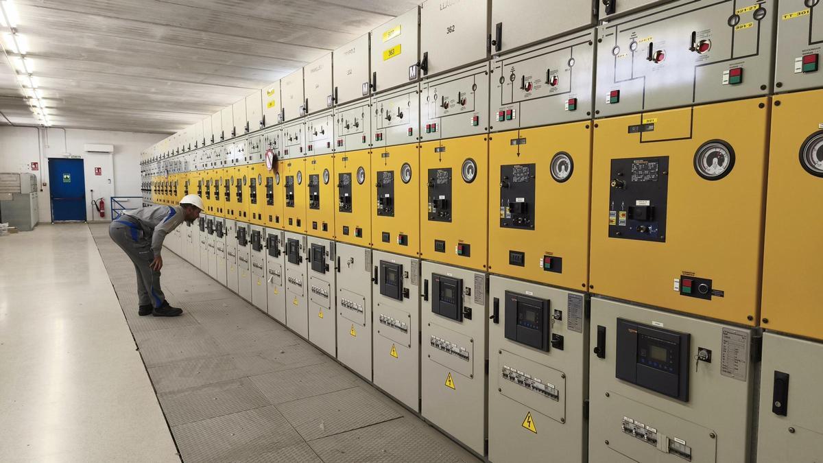 Un operario reconnexión de la red eléctrica.