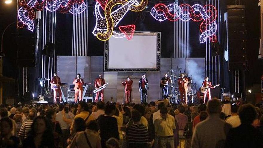 Decenas de personas asisten a una verbena en Galicia. / jose luis oubina