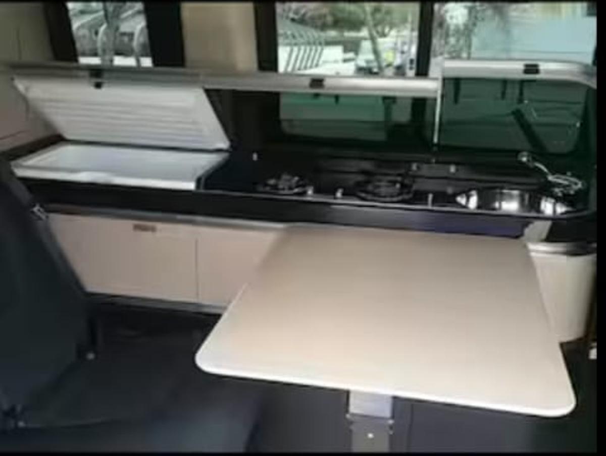 Pequeña cocina del vehículo.