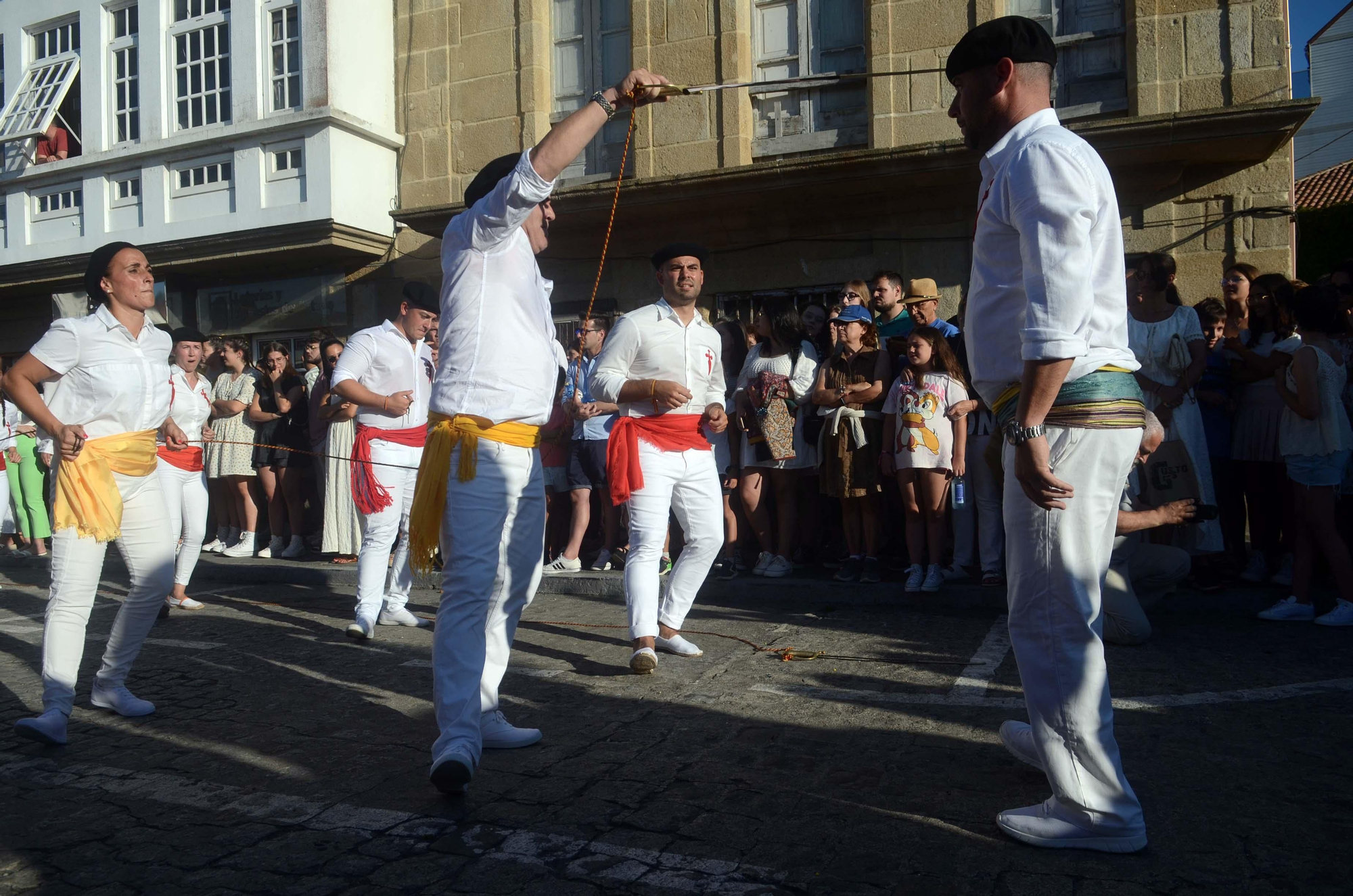 La "Danza de las Espadas" recupera en Carril todo su esplendor