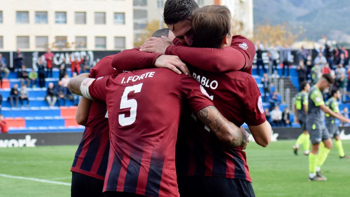 Celebrando un gol ante el Melilla.