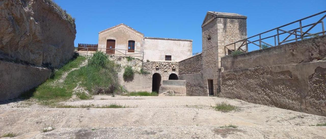 La Casa de Compuertas y la Casa de l&#039;Assuter, al fondo, tras su restauración, desde la balsa de decantación del Assut de Mutxamel