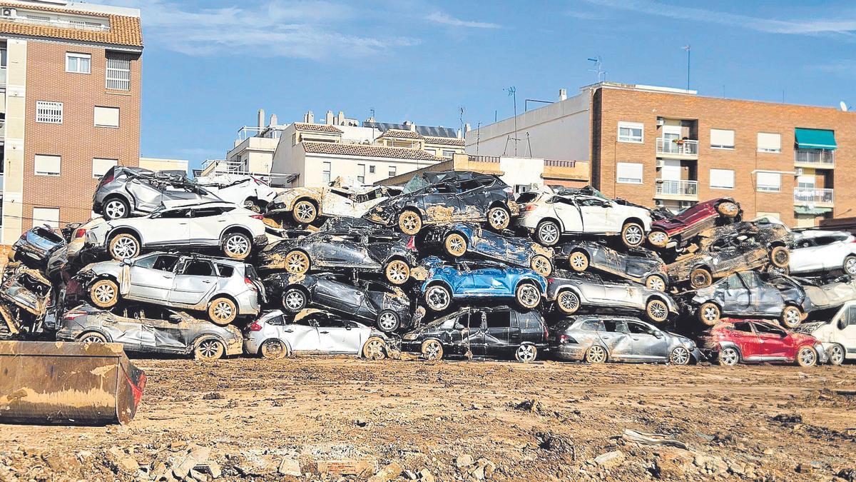 Fincas vacías y campas en Benetússer recogen los miles de coches afectados en su municipio.