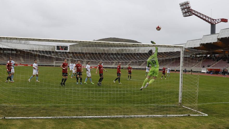 Partido gris del Compostela que cede el empate y sale de los puestos de ‘play-off’