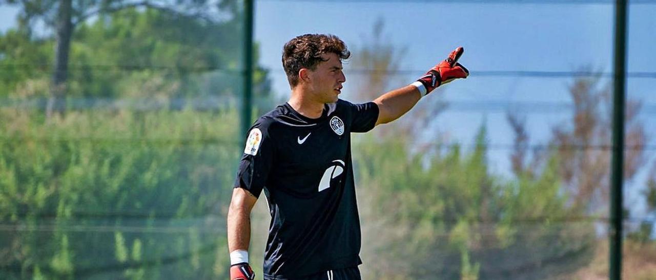 Álex Domínguez, portero del Ibiza cedido por la UD Las Palmas, en un partido amistoso con el cuadro balear. | | UD IBIZA