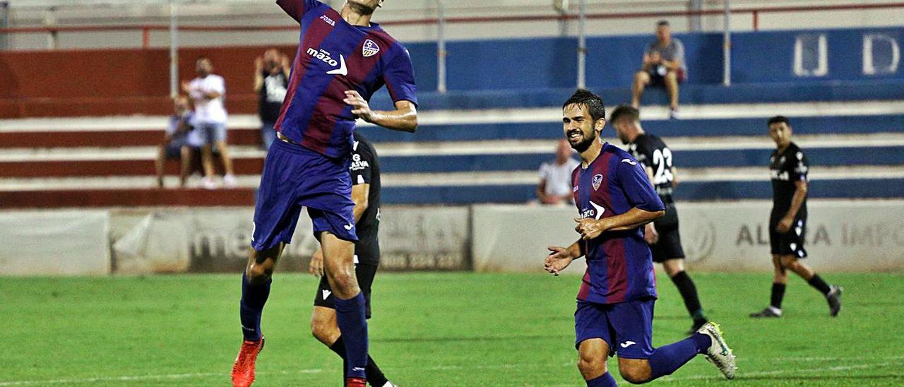 Roan celebra el gol que dio la victoria a la UD Alzira contra el Castellón. | JOSÉ GÓMEZ