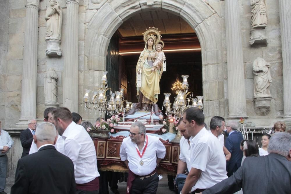 La procesión del Cristo y los fuegos llenan las calles de Cangas. // S. Álvarez