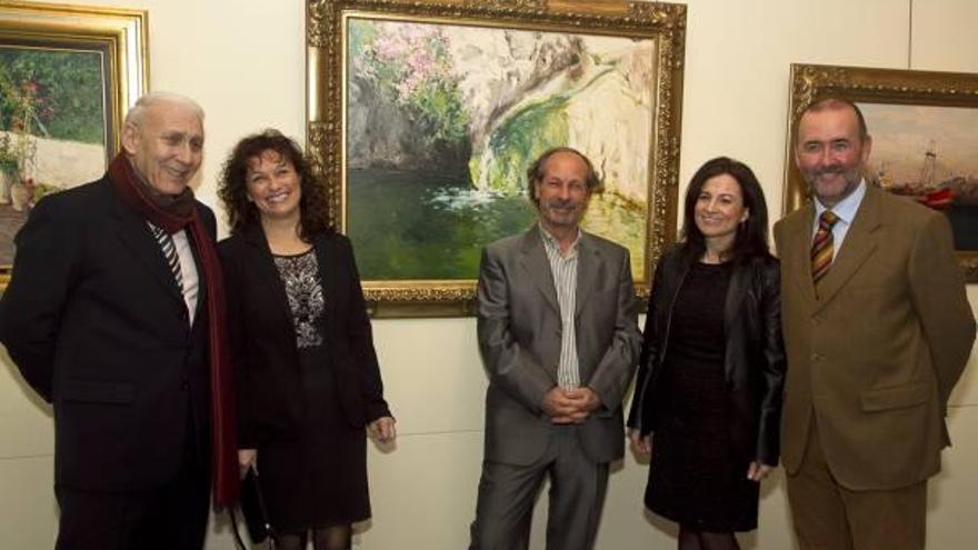 Los pintores con el alcalde de El Campello y el presidente de la Asociación de Artistas Alicantinos.