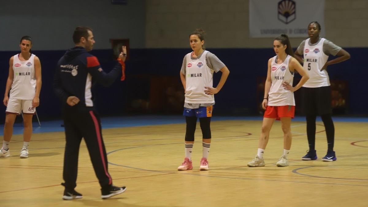 Un entrenamiento del Milar Córdoba BF de baloncesto durante esta temporada.