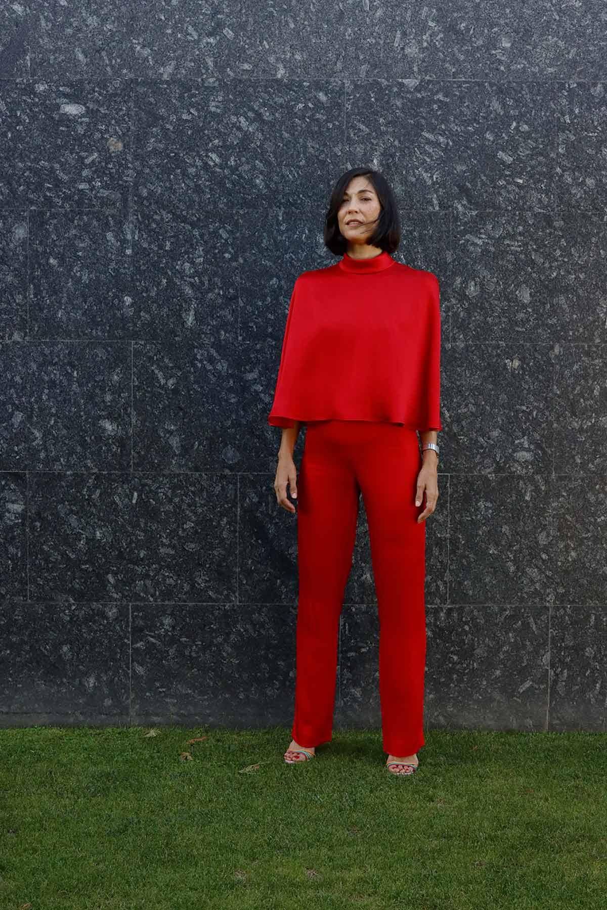 Capa roja satinada, de On Atlas