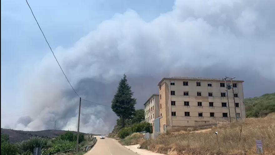 VIDEO | El humo del virulento incendio de Figueruela, visible a kilómetros