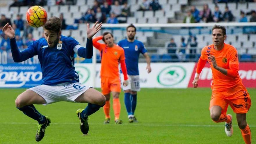 Erice remata de cabeza en el partido de ayer.