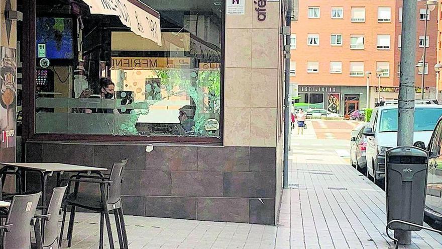 Cafetería de La Calzada en la que entraron a robar los tres detenidos.